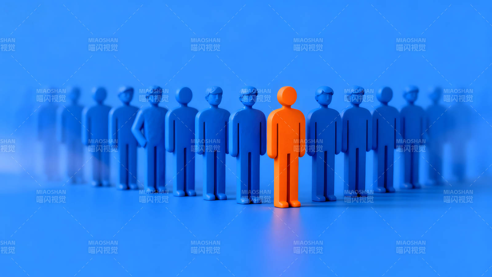 蓝色人形站立一橙色人形突出-图片