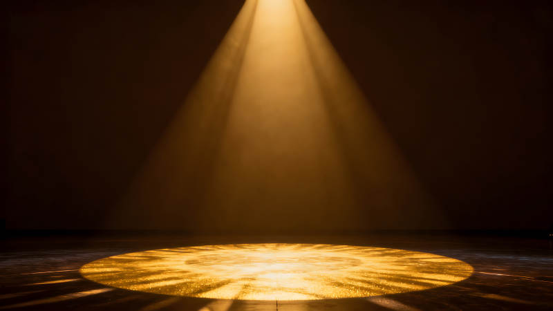舞台聚光灯照射下的圆形光斑-图片