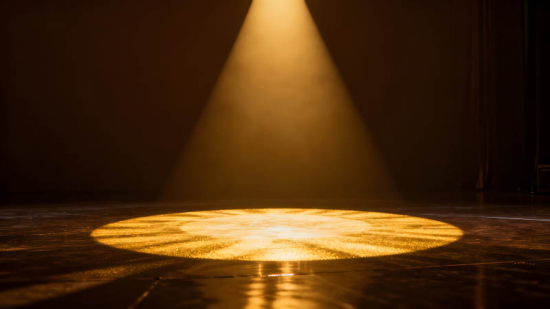 舞臺(tái)聚光燈照亮圓形區(qū)域-圖片
