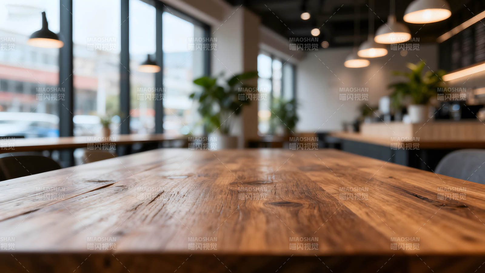 咖啡馆内木桌特写温馨光线下-图片