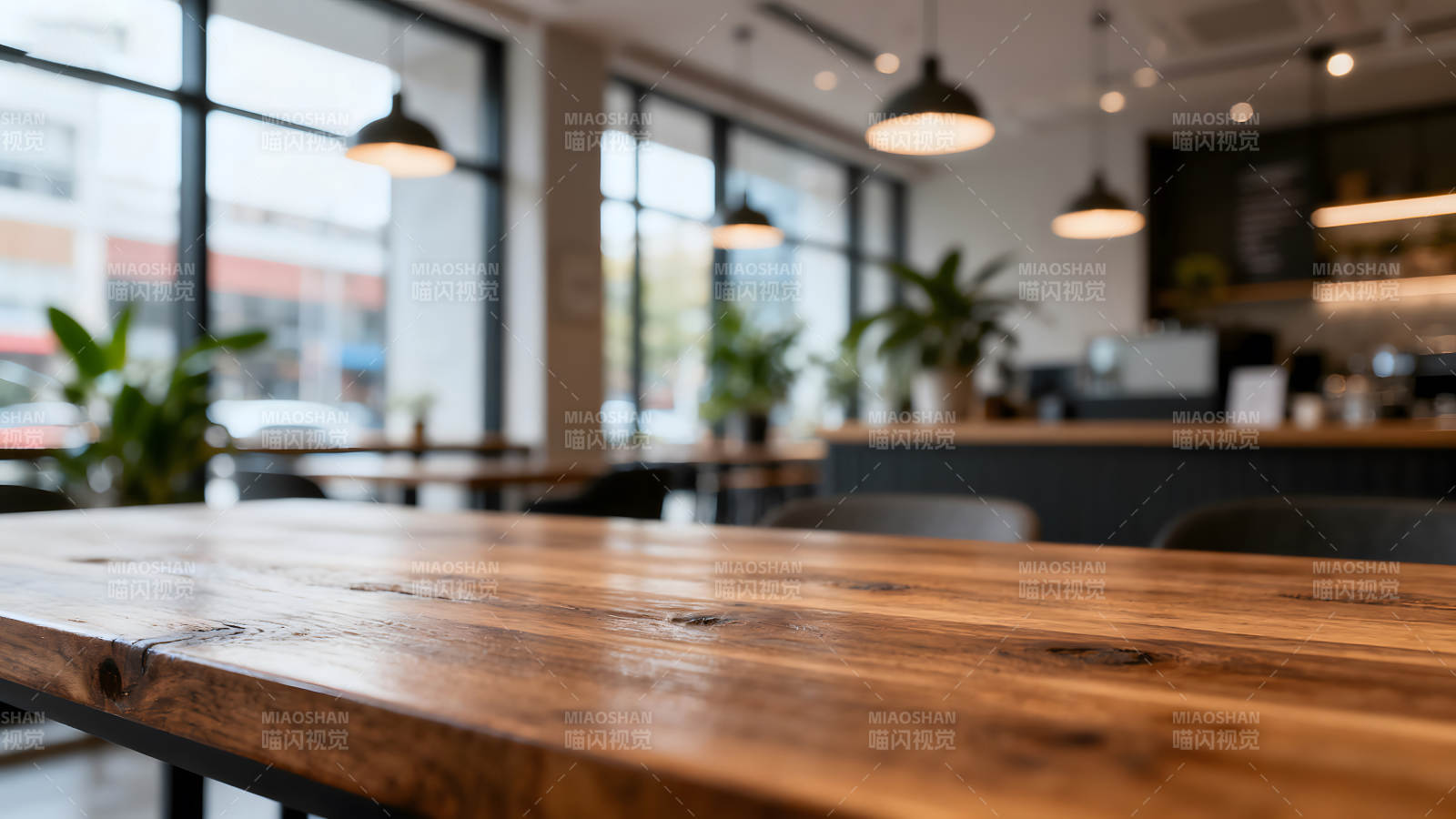咖啡馆内木桌特写-图片