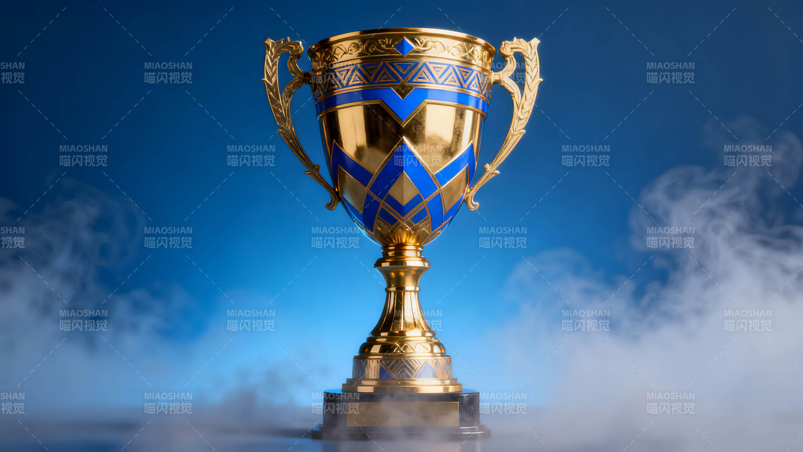 金杯特写蓝底烟雾背景-图片