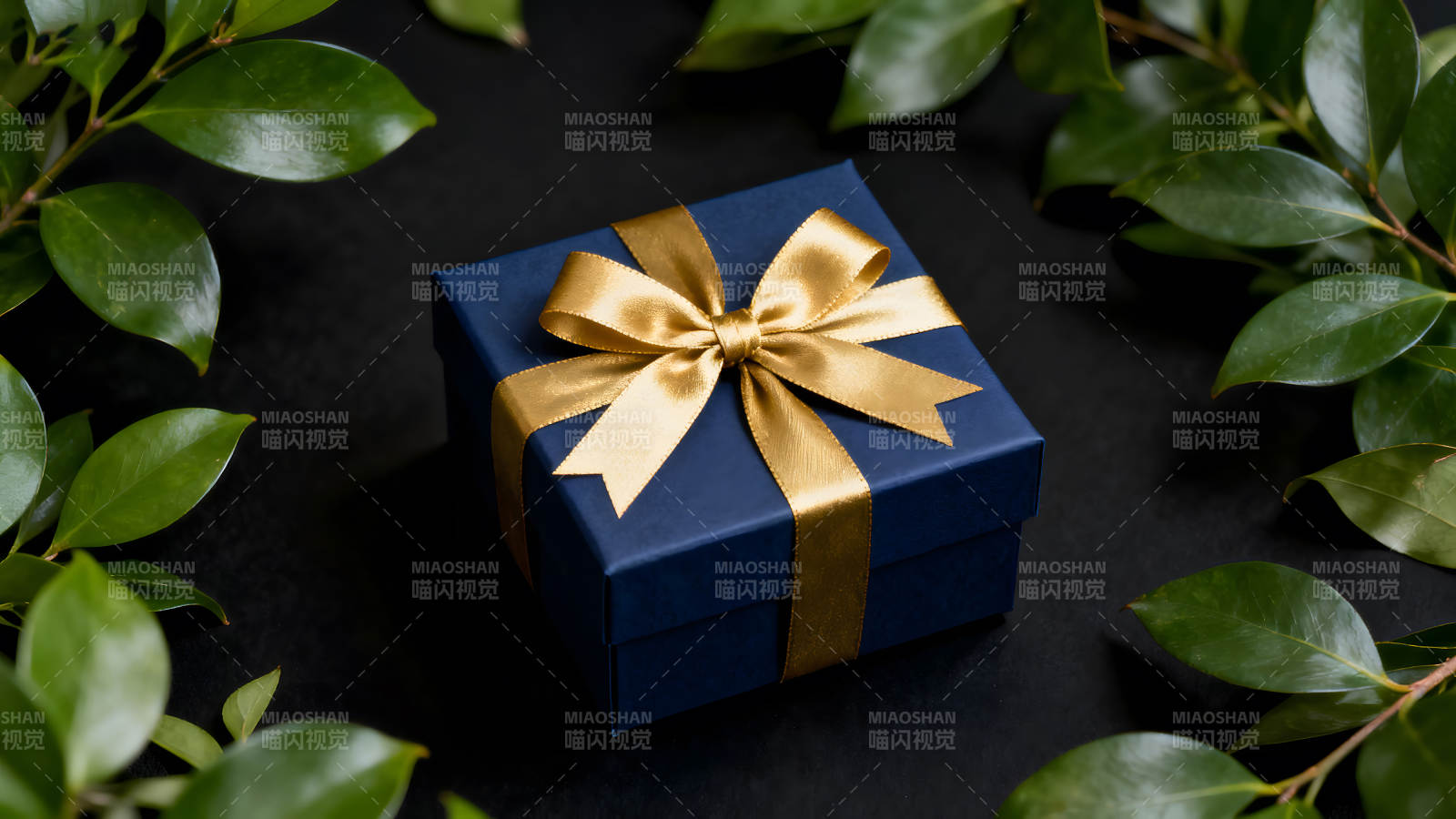 藍禮盒金色絲帶裝飾配綠葉-圖片