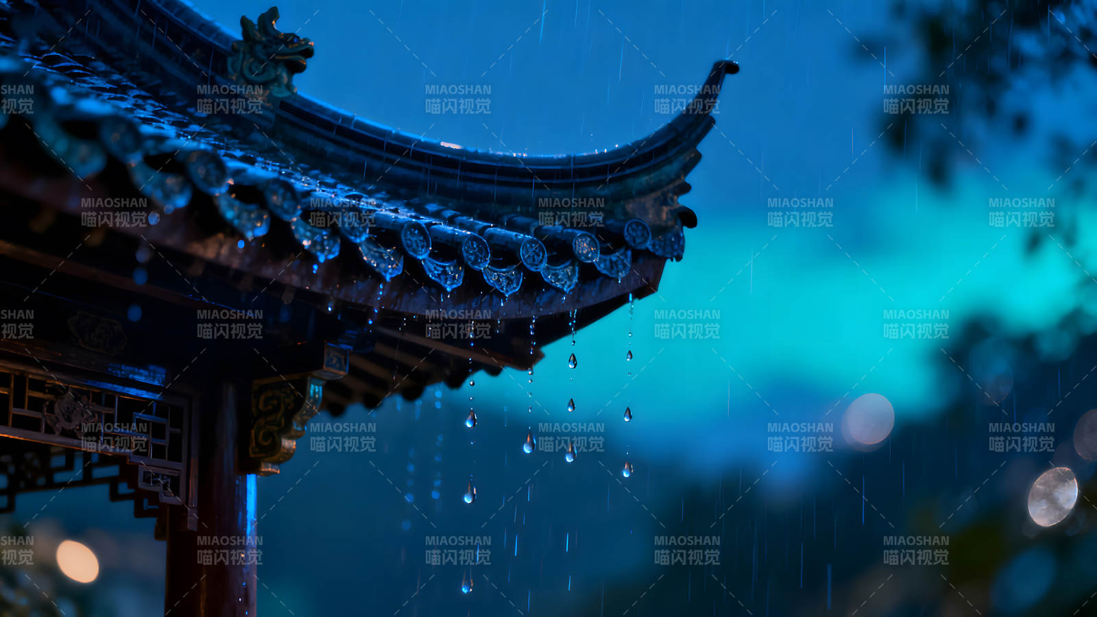 雨中亭檐水滴晶瑩意境悠遠-圖片