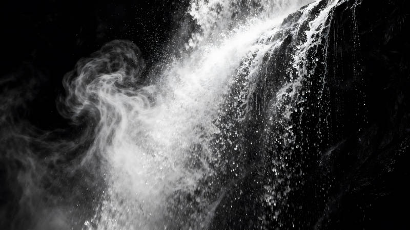 瀑布水霧黑白攝影-圖片