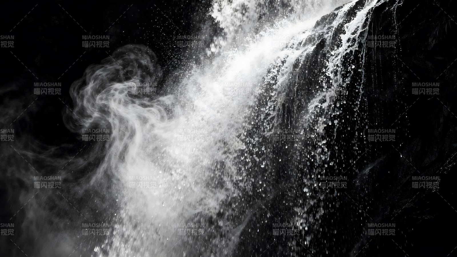 瀑布水霧黑白攝影-圖片