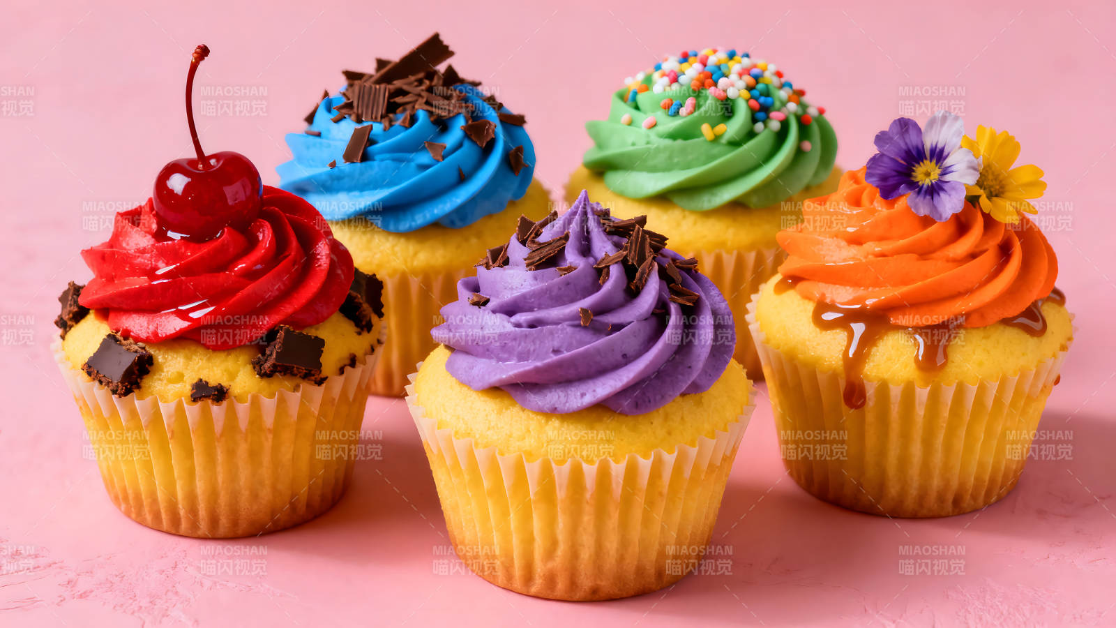 五彩繽紛的紙杯蛋糕特寫-圖片