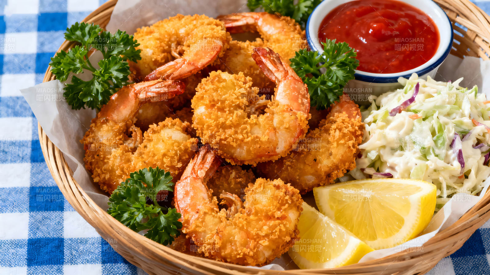 炸虾拼盘配小菜和柠檬-图片