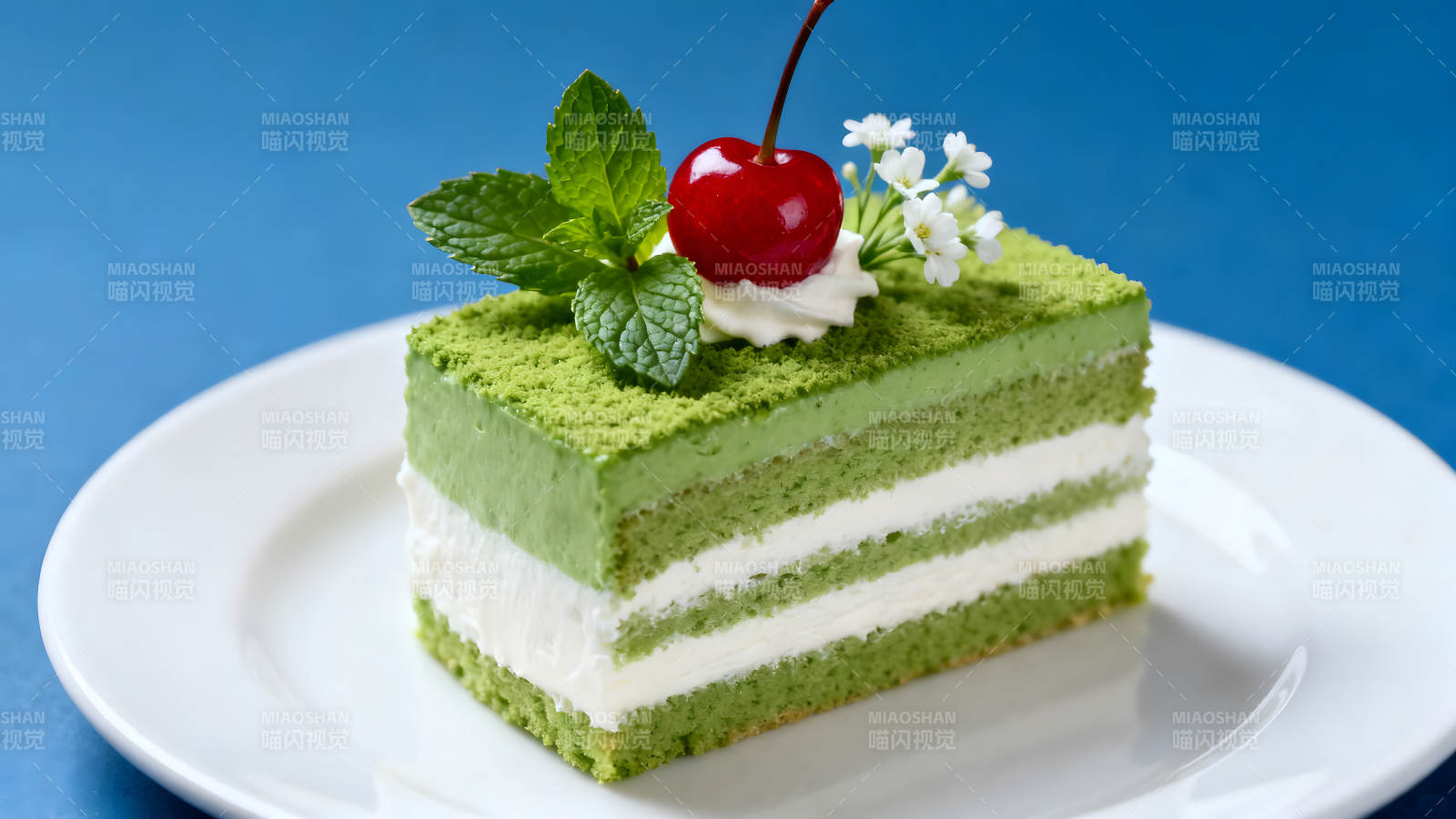 抹茶蛋糕搭配櫻桃與薄荷-圖片