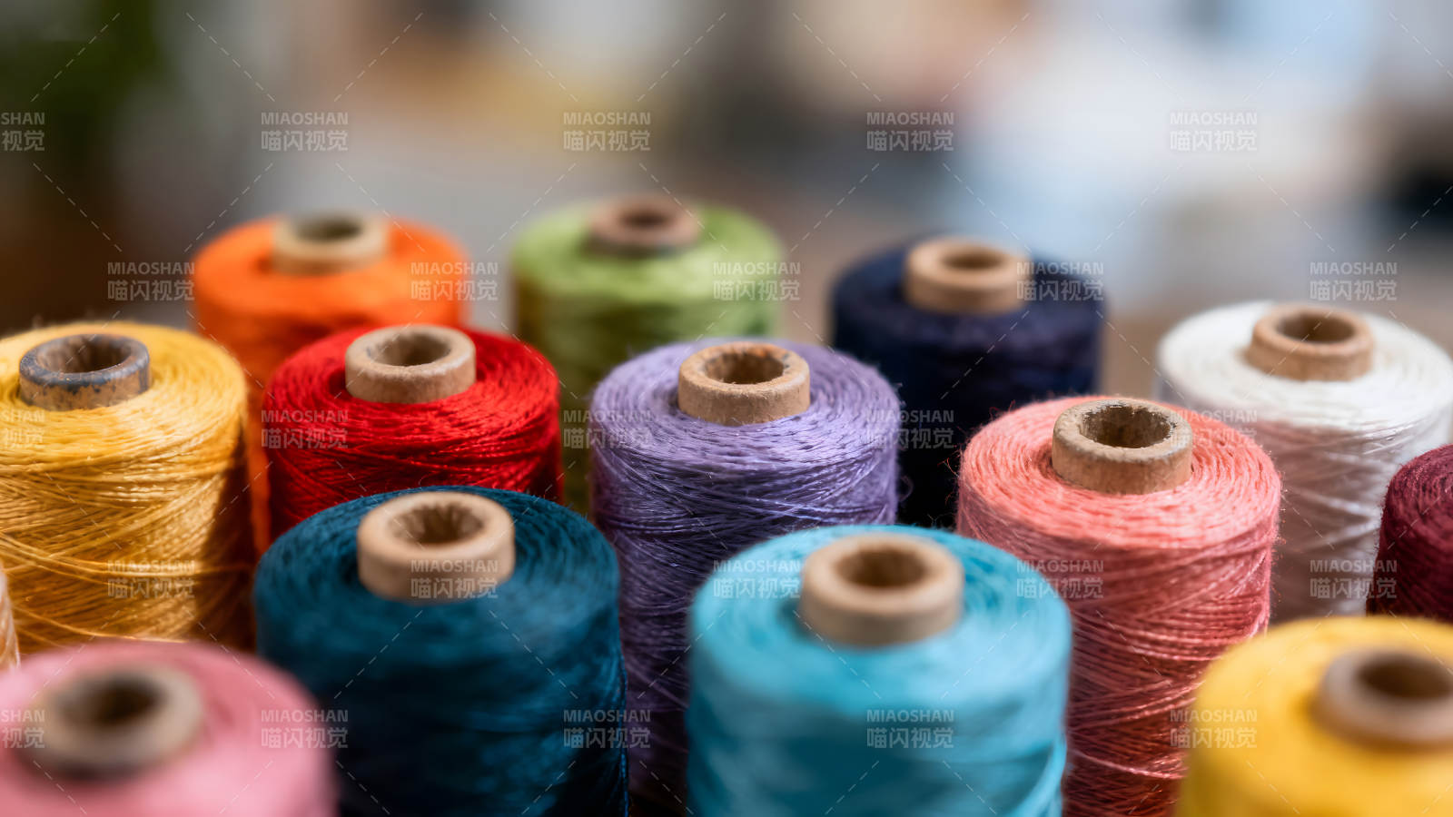 彩色线轴近景特写颜色丰富多样-图片
