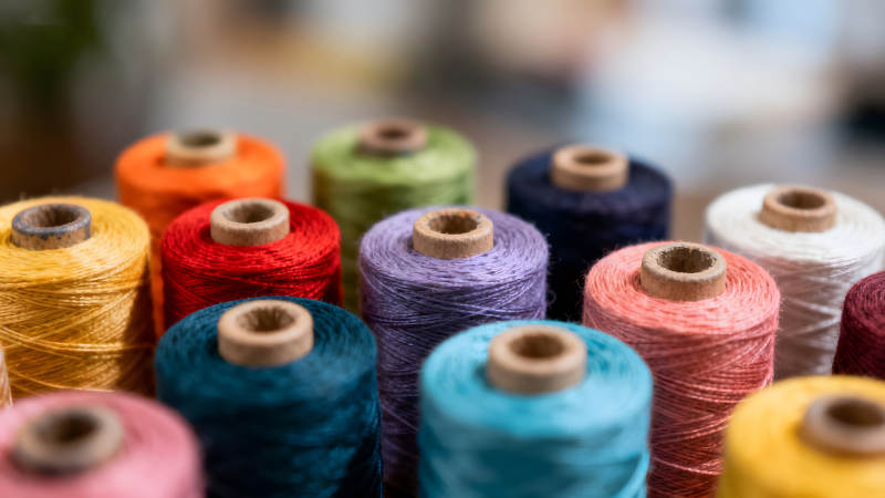 彩色线轴近景特写颜色丰富多样-图片