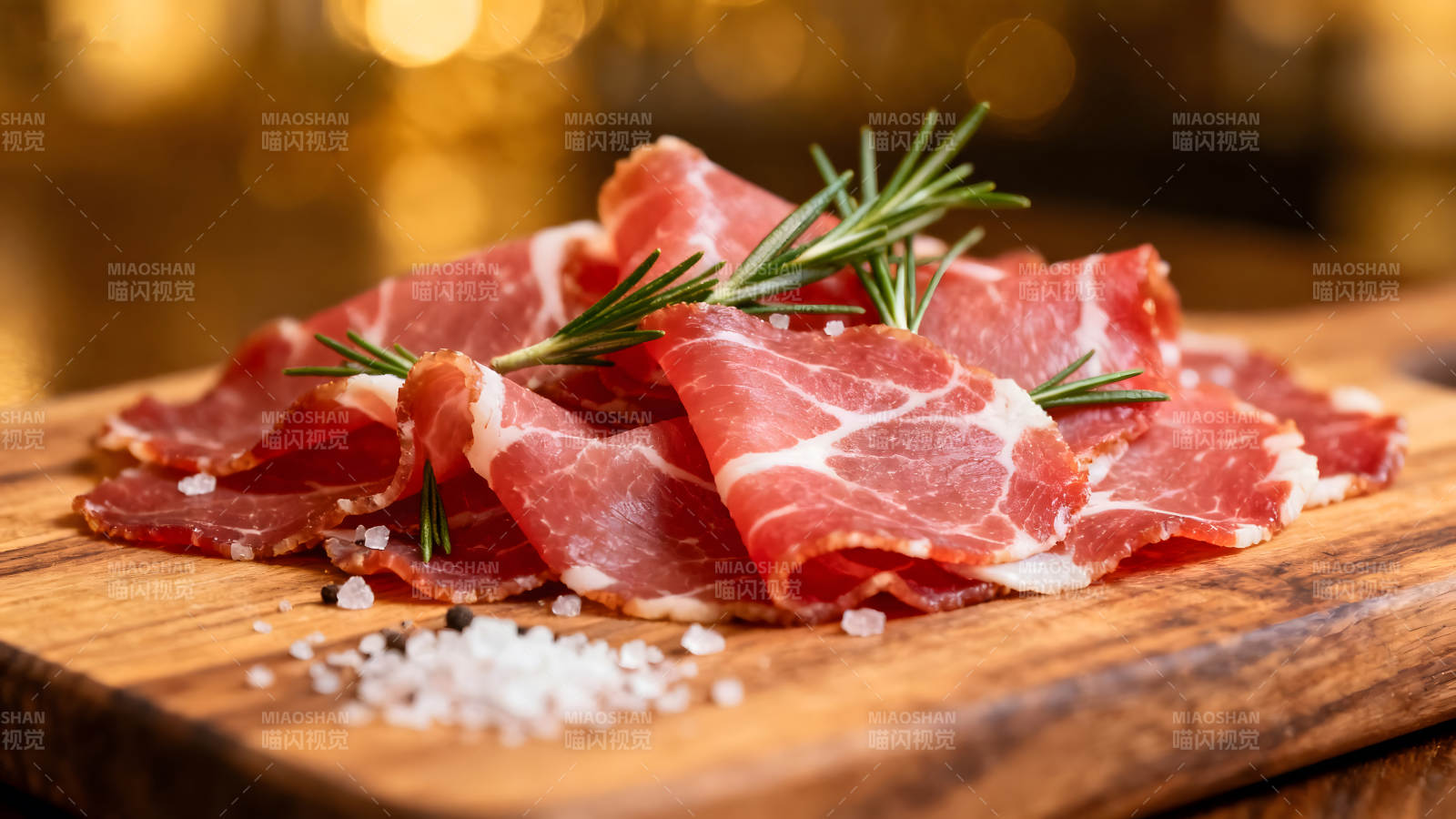 美味熏肉配迷迭香和海鹽-圖片