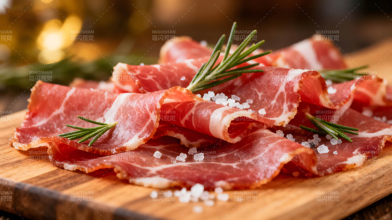 火腿片配迷迭香和鹽-圖片