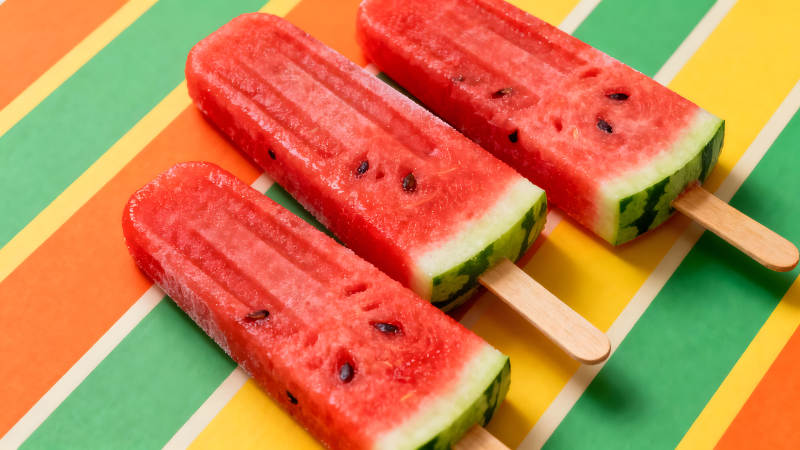 西瓜冰棍夏日美食色彩鮮艷-圖片