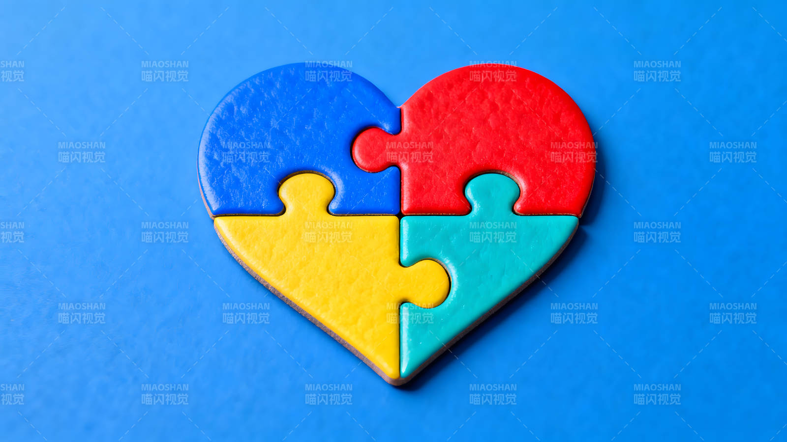 拼圖組成的心形圖案-圖片