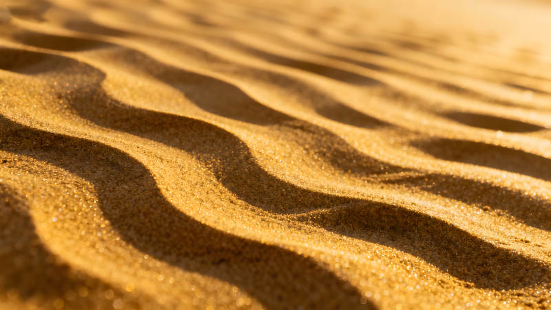 沙丘紋理金黃光影交織細膩的畫面-圖片