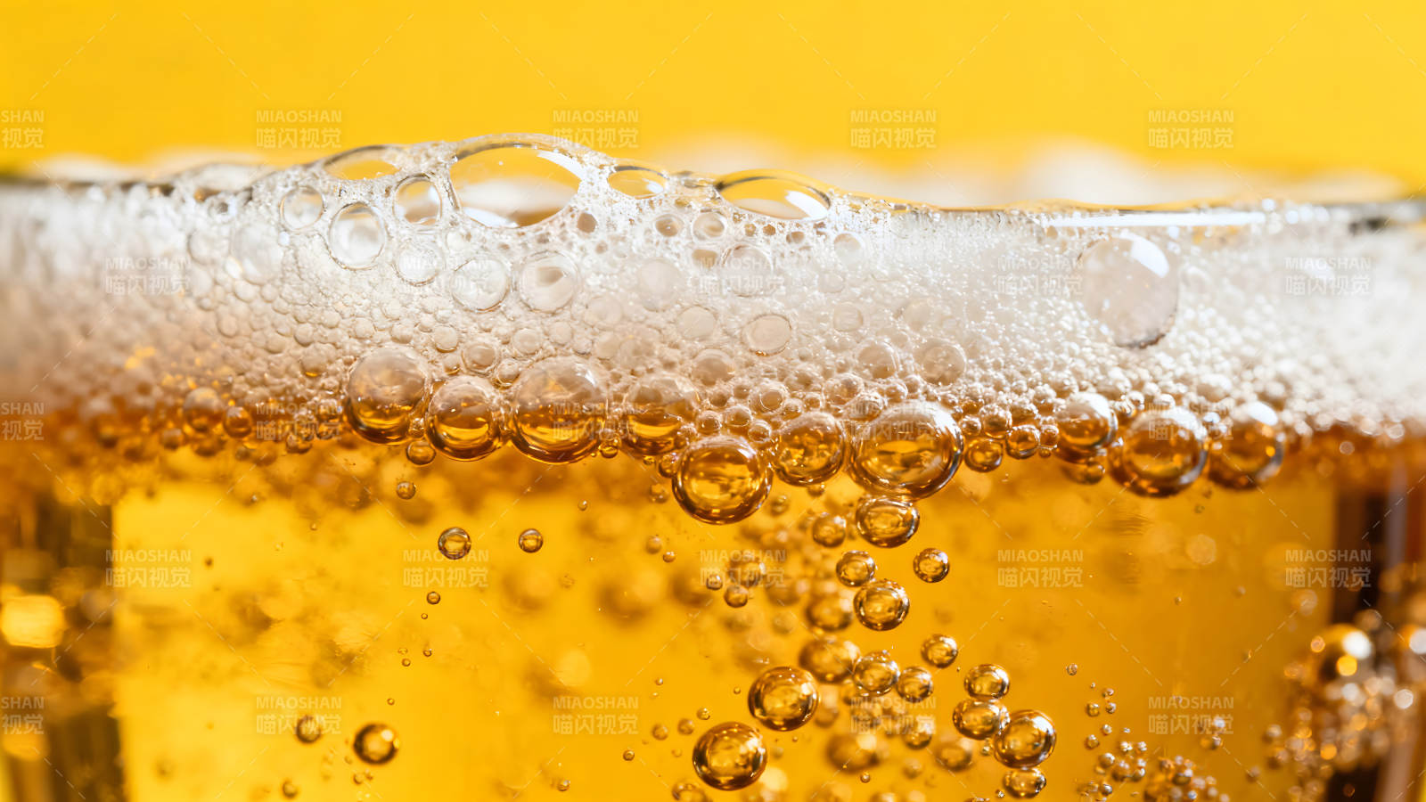 啤酒泡沫特写镜头气泡悬浮在液体中-图片