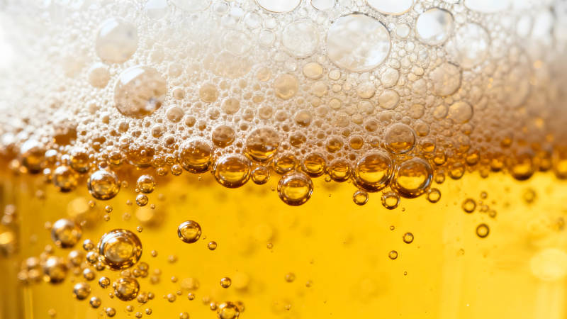 啤酒泡沫特寫氣泡晶瑩剔透-圖片