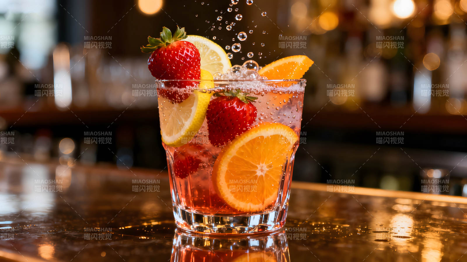 一杯水果鸡尾酒在酒吧桌子上-图片