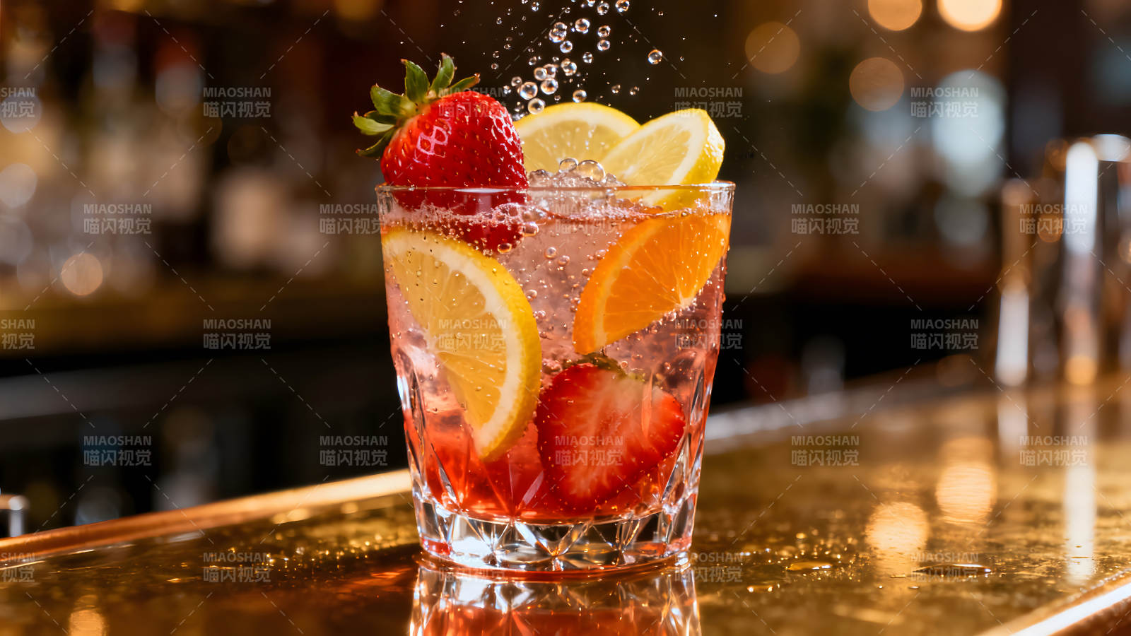 一杯鮮艷水果雞尾酒特寫-圖片