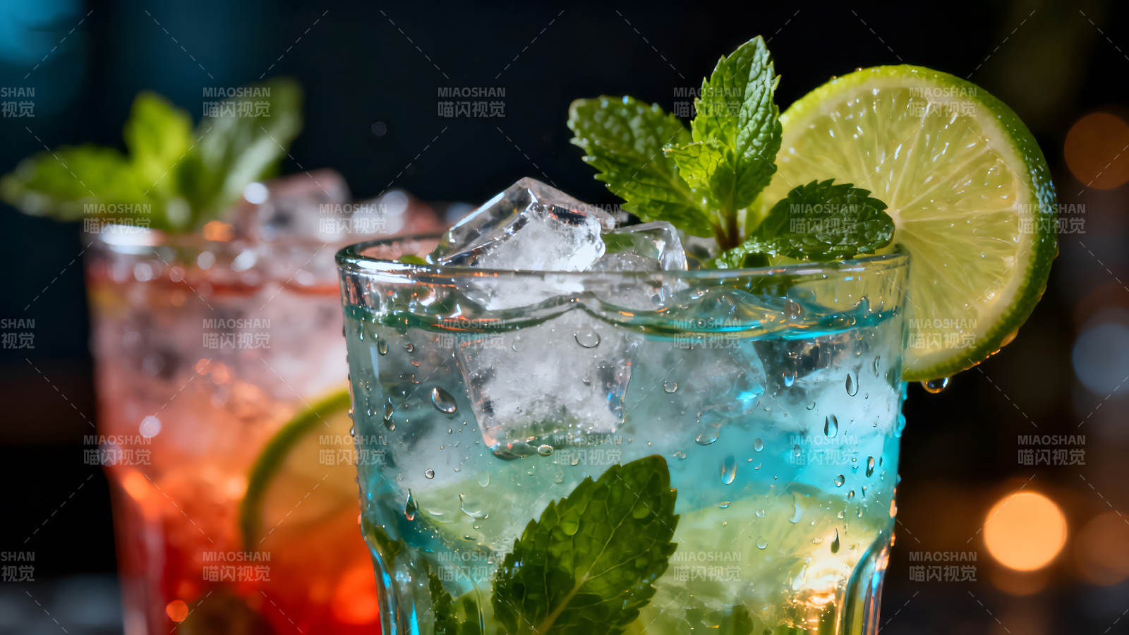 清凉饮品特写冰块薄荷青柠点缀-图片