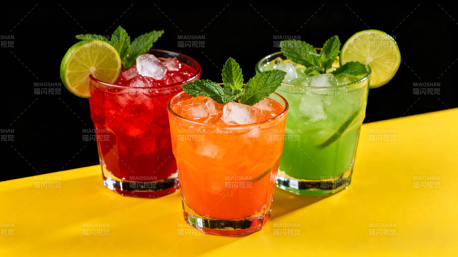 三杯彩色飲品配薄荷和檸檬-圖片