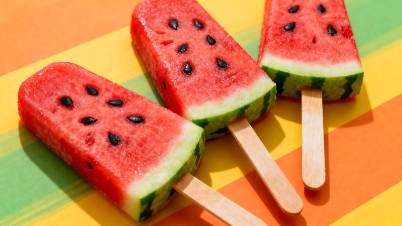 西瓜棒冰在彩色背景上-圖片