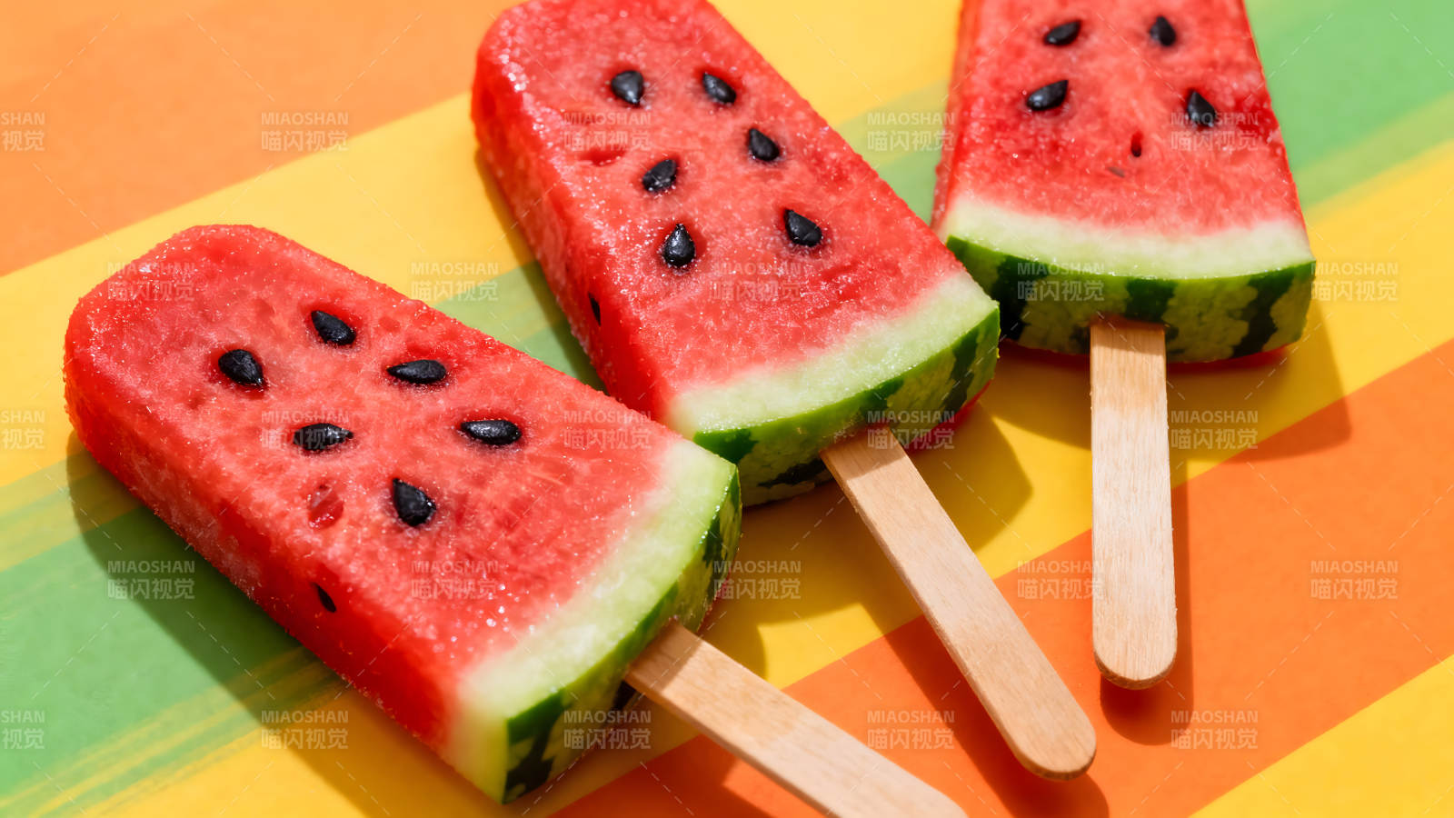 西瓜棒冰在彩色背景上-图片