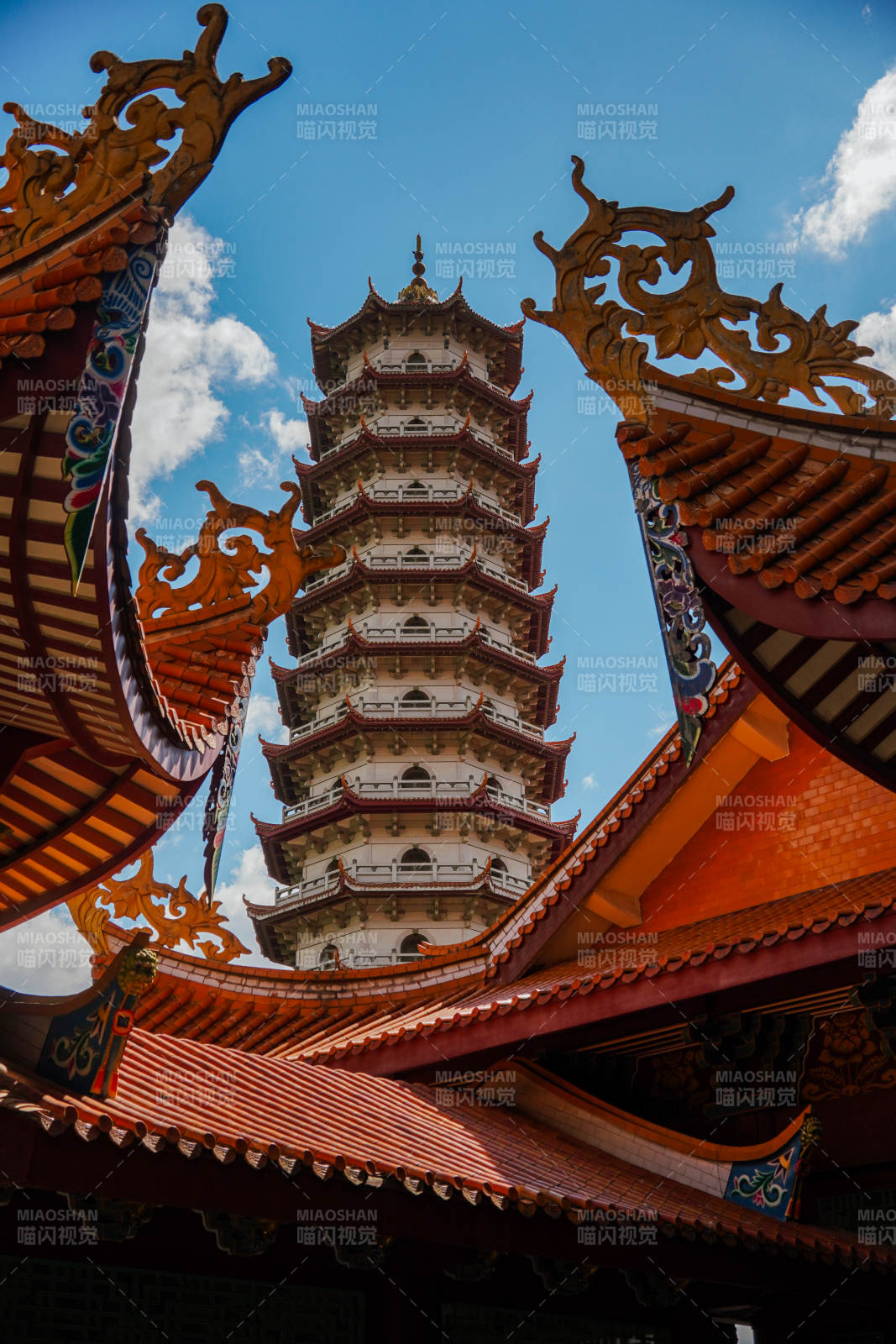 古塔飞檐映蓝天图片