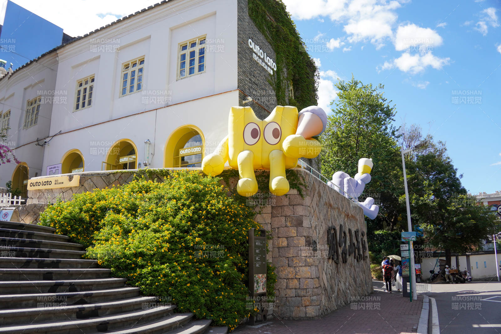 黄色卡通猫墙边图片