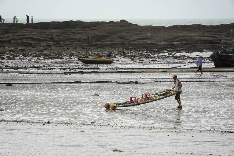漁人拖船歸岸-攝影圖