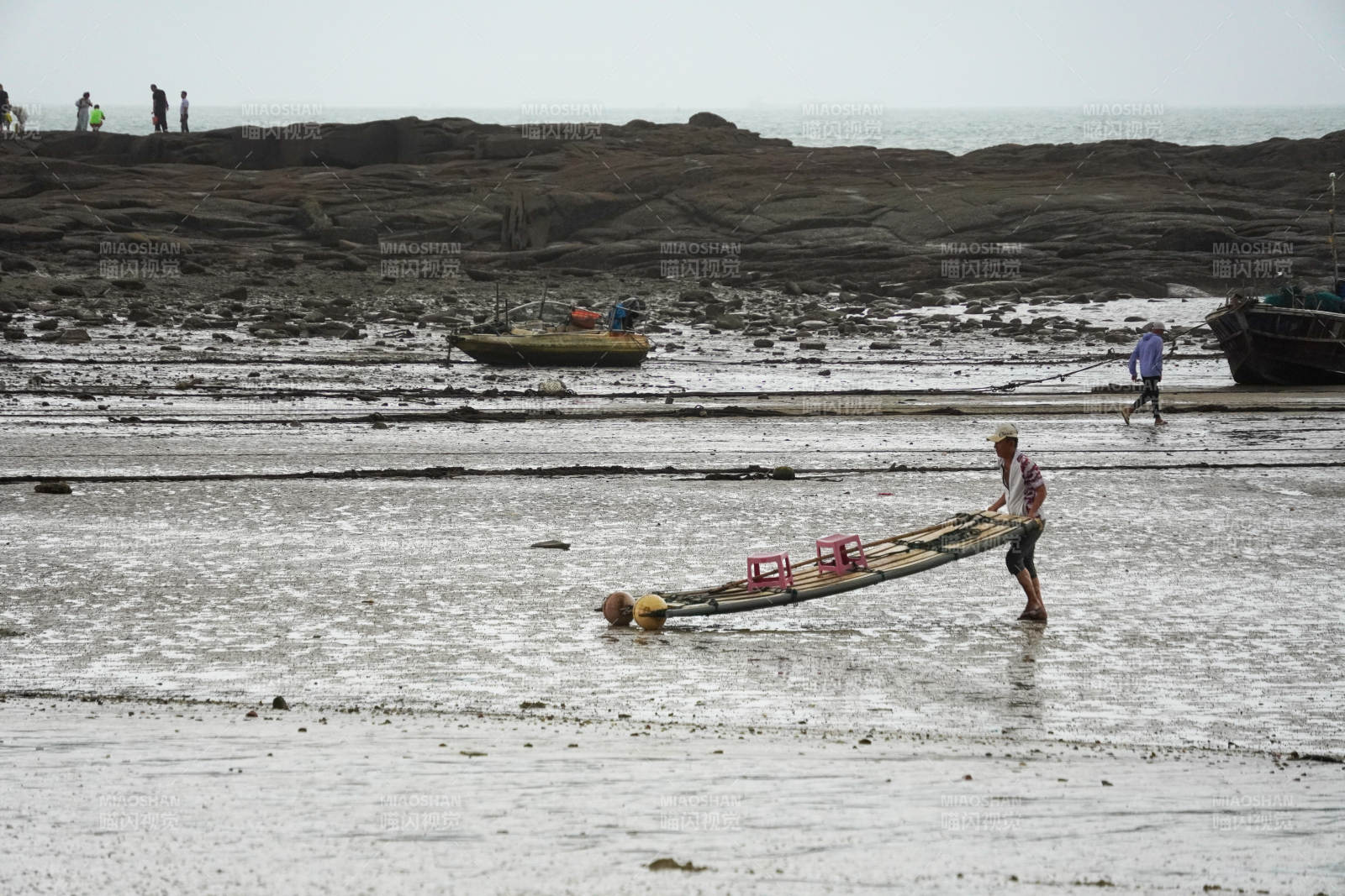 漁人拖船歸岸圖片