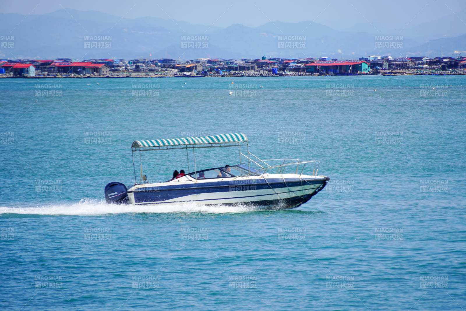 快艇疾驰海面图片