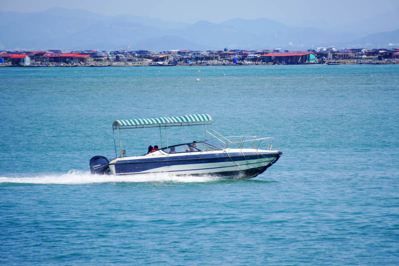 快艇疾馳海面-攝影圖