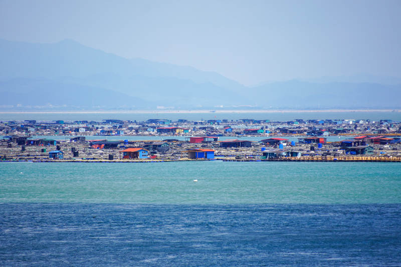 湖畔浮村遠景-攝影圖