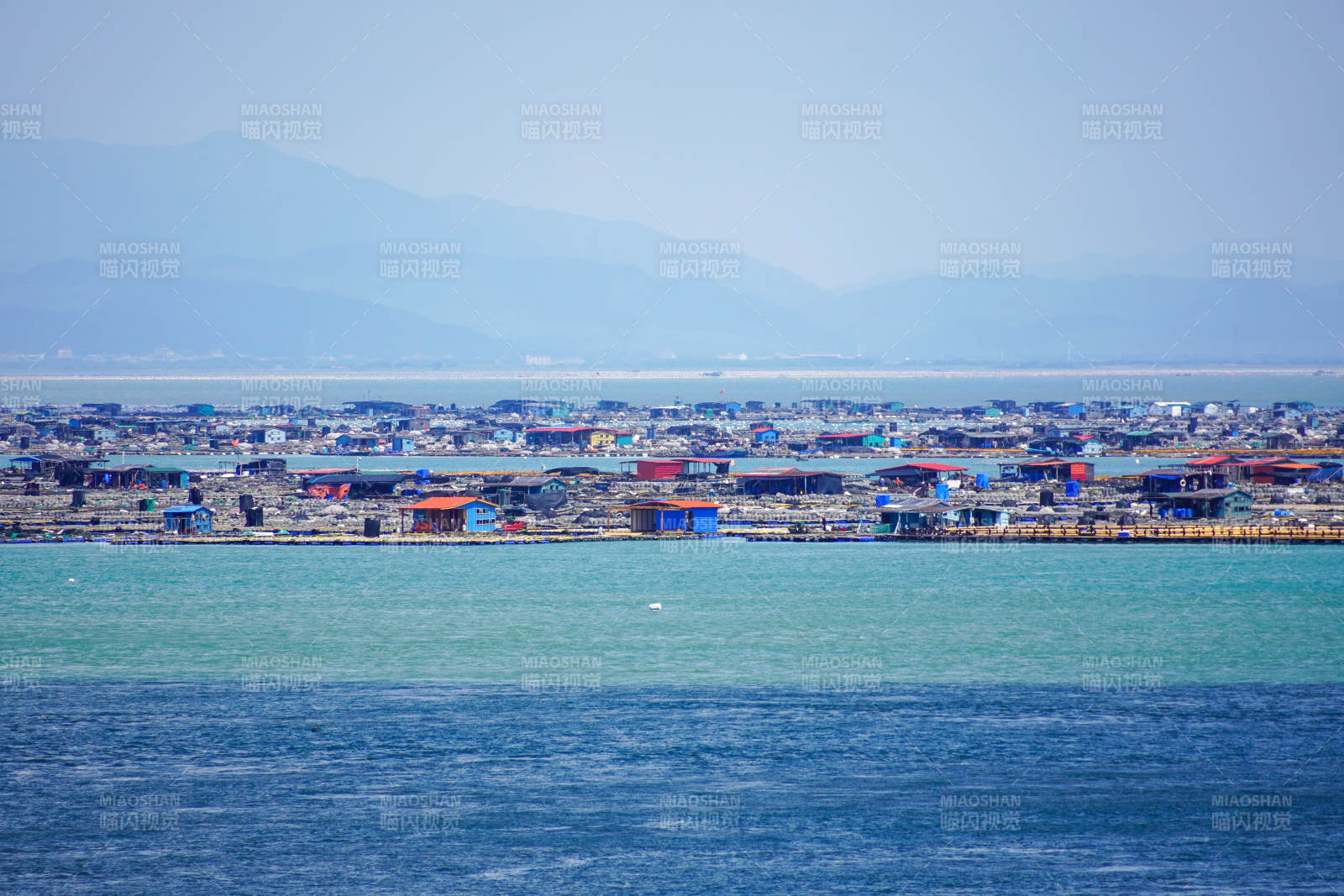 湖畔浮村遠景圖片