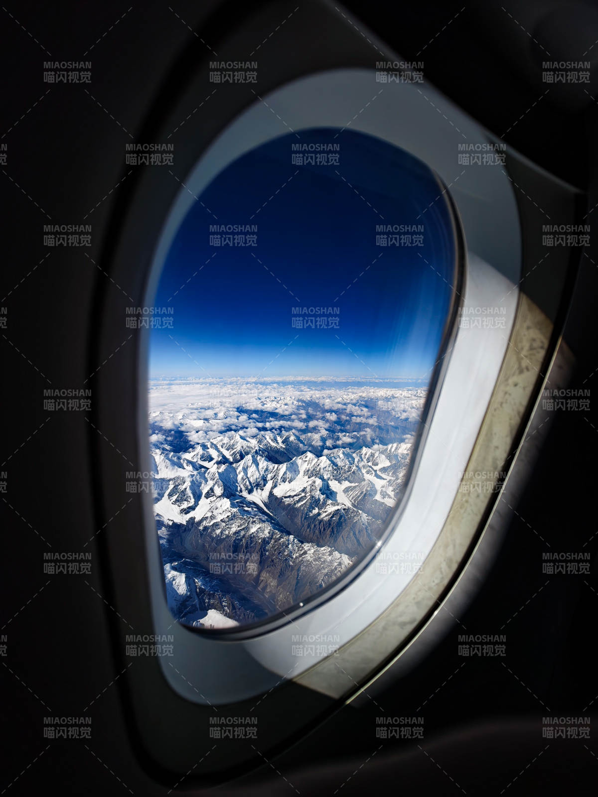 雪山云海航窗景图片