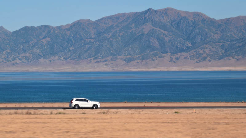 湖畔行車 山影如畫-攝影圖