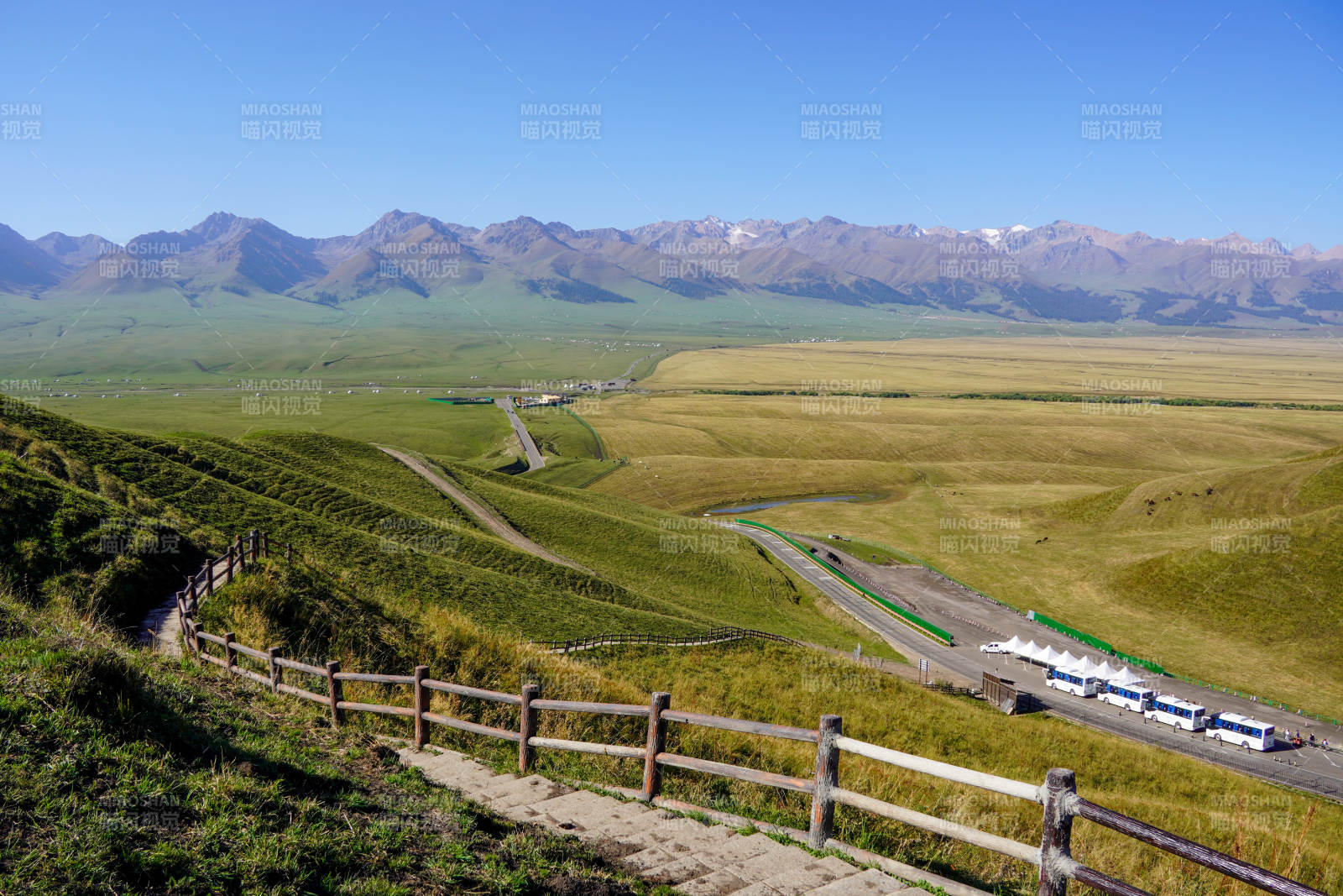 草原上的火车之旅图片