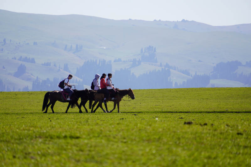 草原騎馬圖-攝影圖