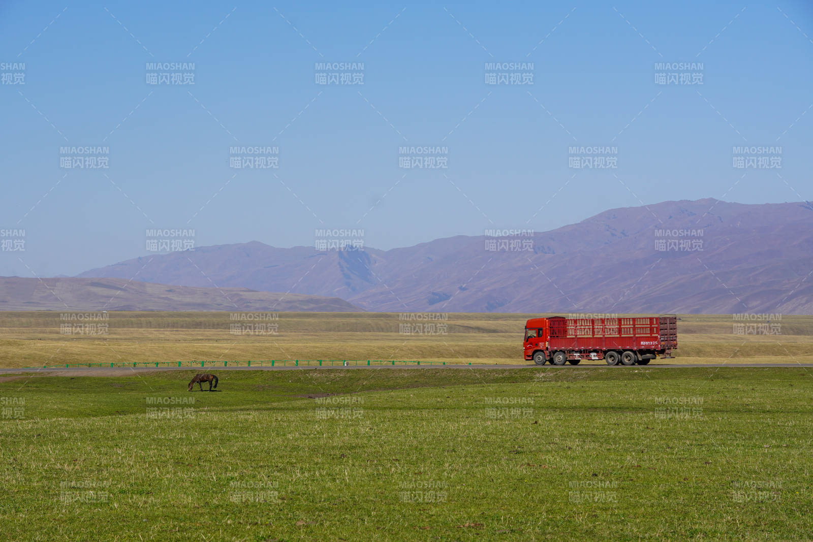 草原上的紅色卡車圖片