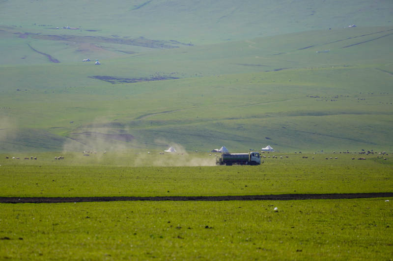 草原上的藍色卡車-攝影圖