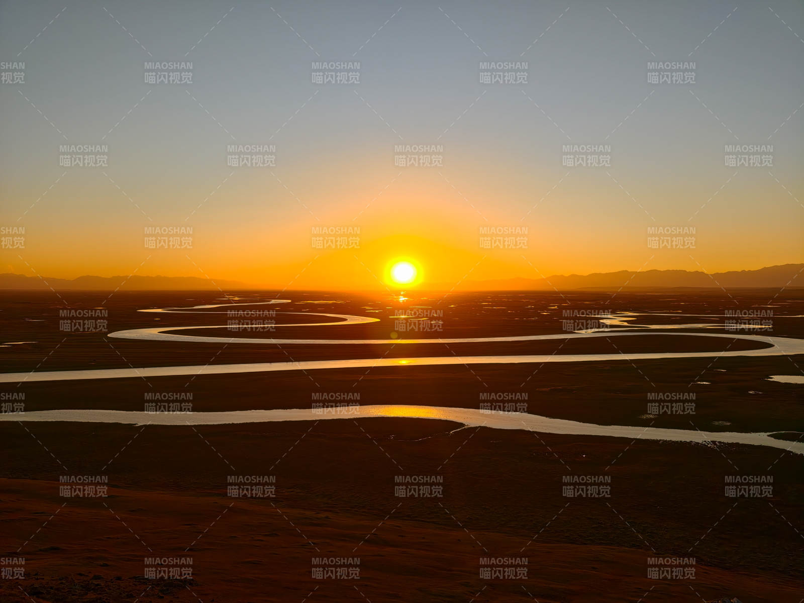 夕阳下的蜿蜒河流图片