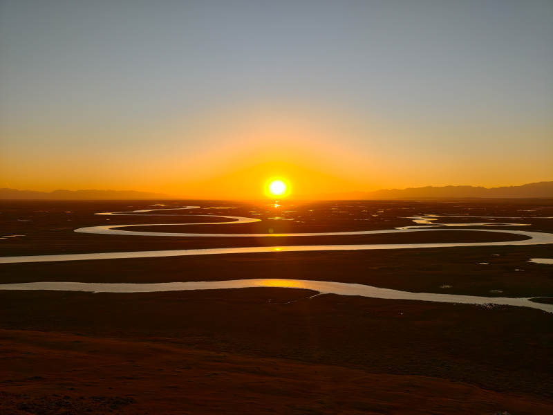 夕陽下的蜿蜒河流-攝影圖