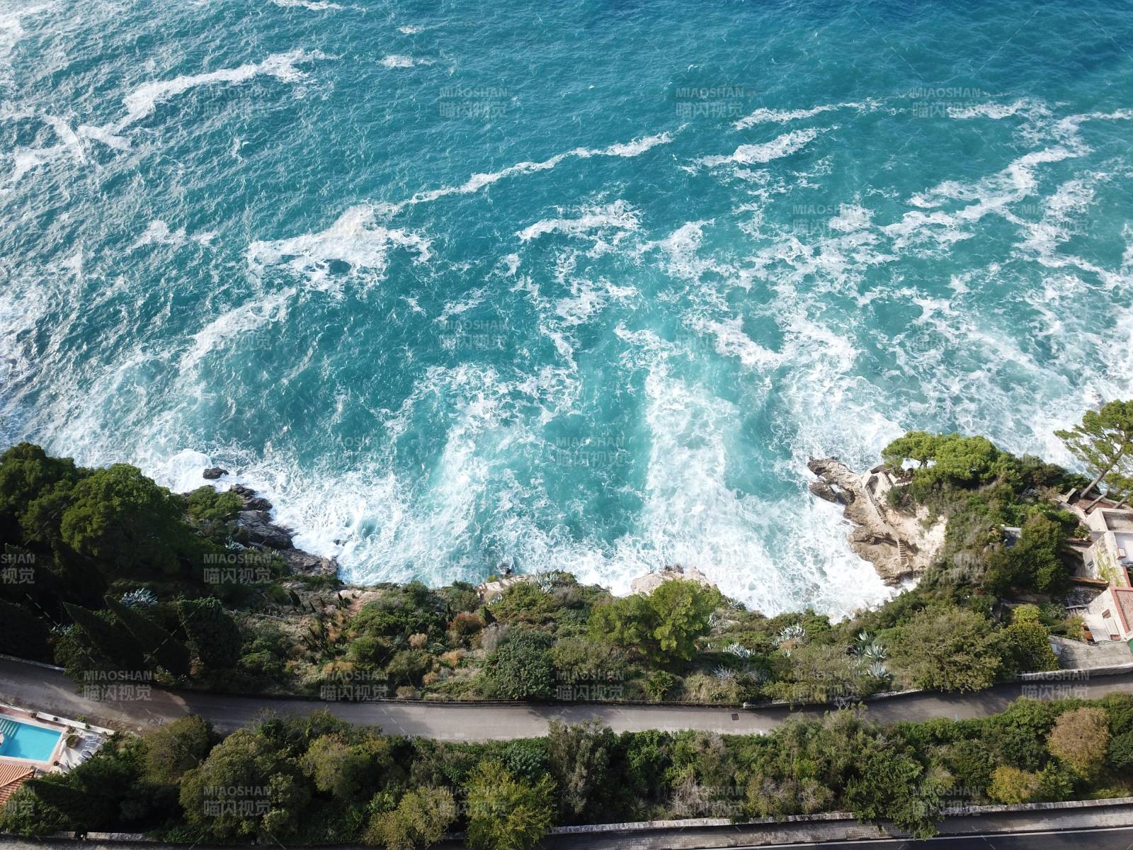 碧海拍岸 绿树成荫图片