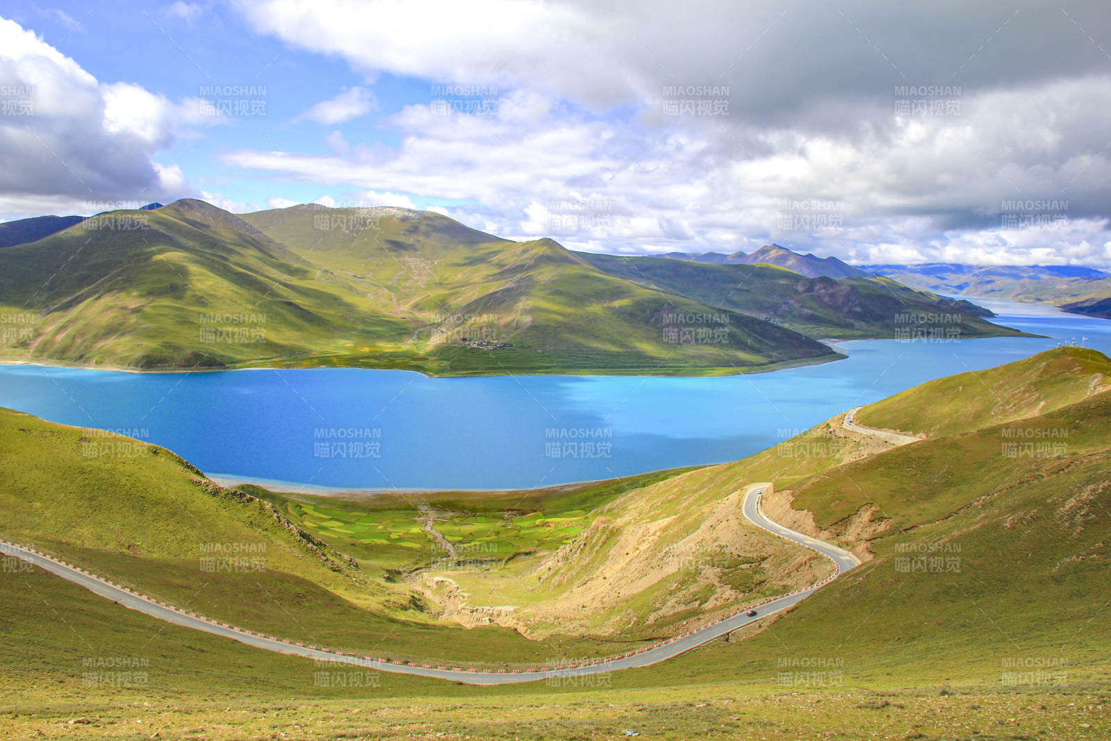 高原碧湖风光图片