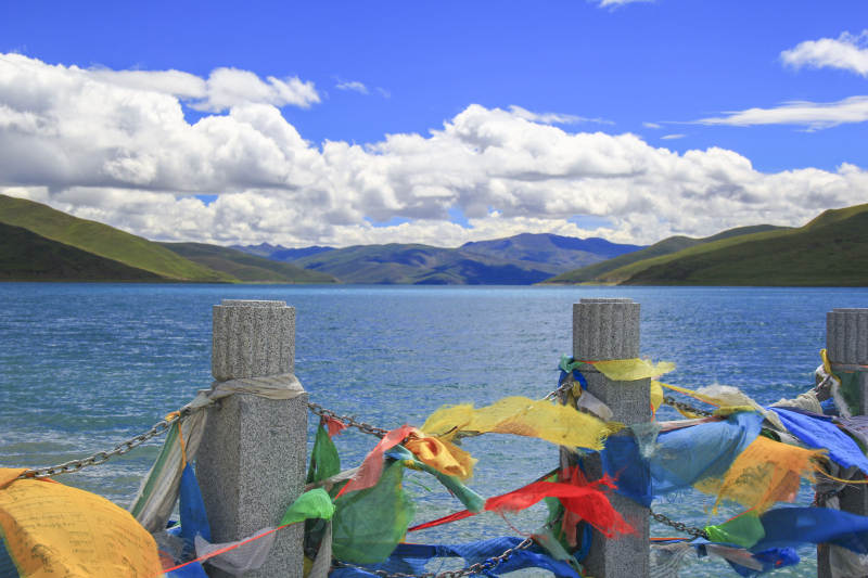 湖畔彩旗迎风飘-摄影图