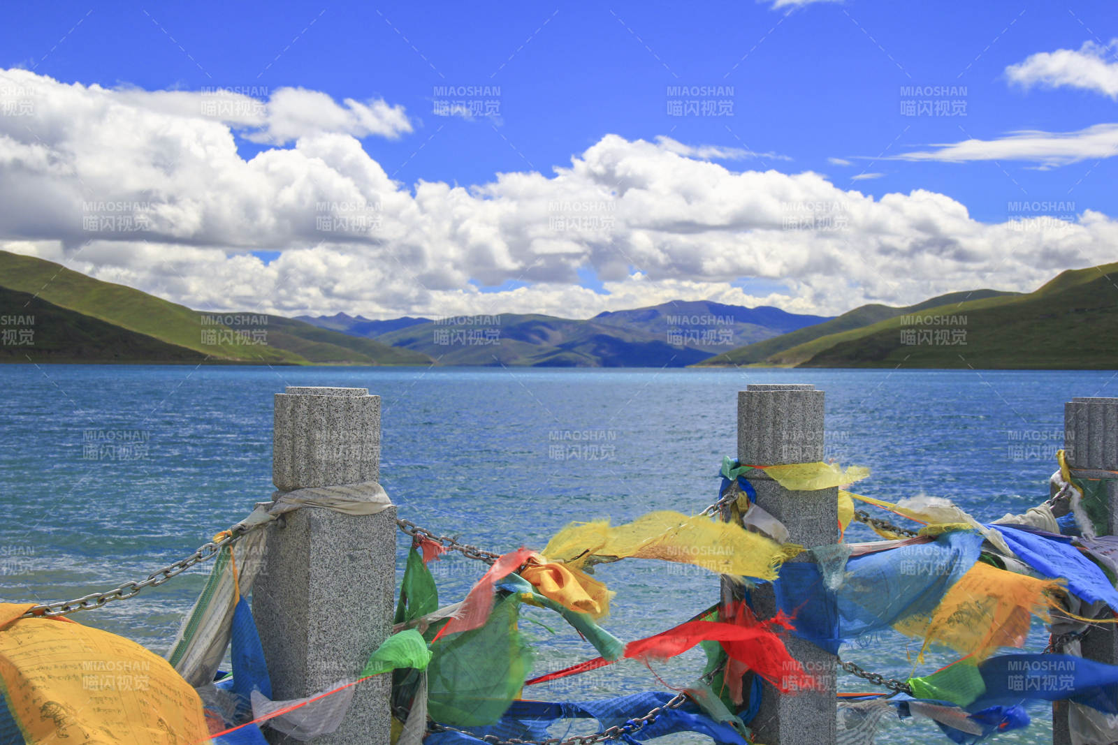 湖畔彩旗迎风飘图片