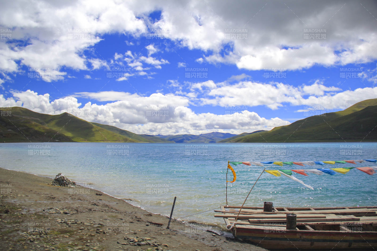 湖畔彩旗迎风飘图片