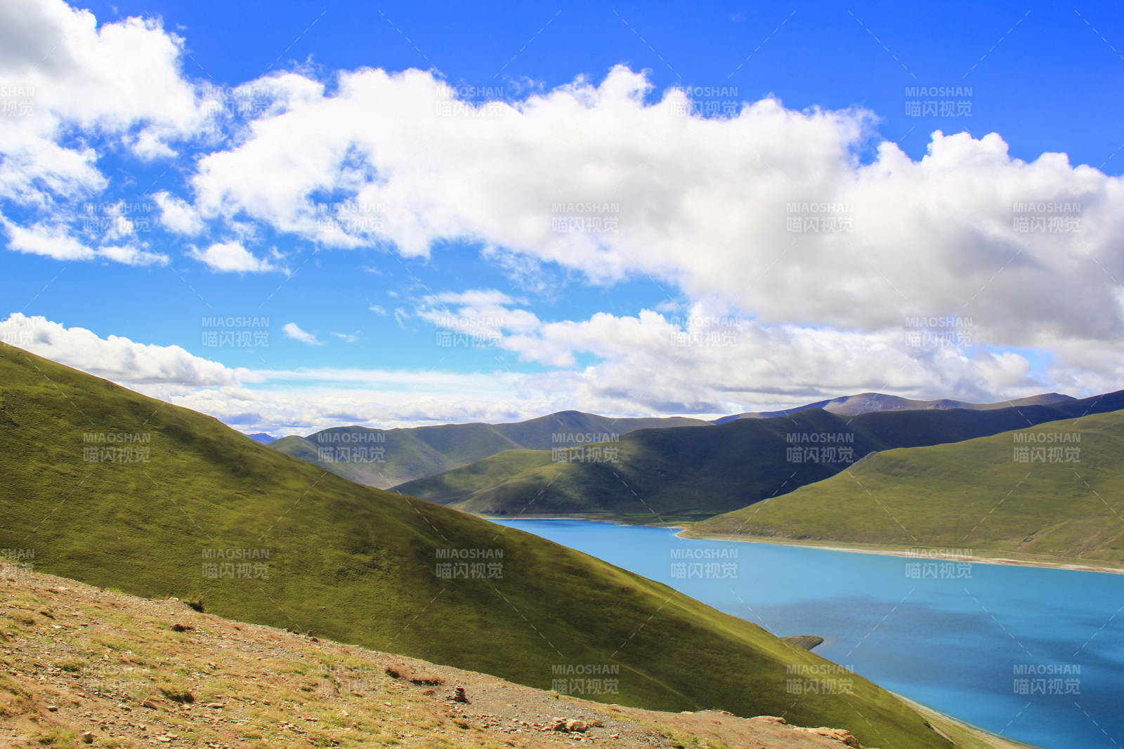 高山湖景 蓝天白云图片